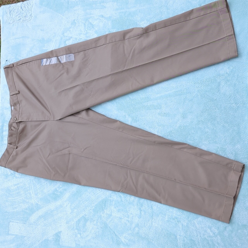 Van Heusen classic fit flat front flex waistband mens tan pants size 40 x 32